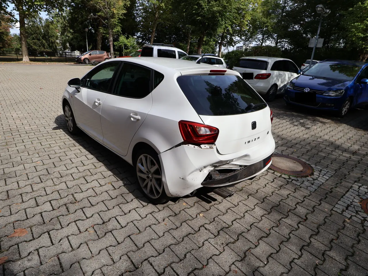 Beschädigtes Fahrzeugheck nach einem Auffahrunfall